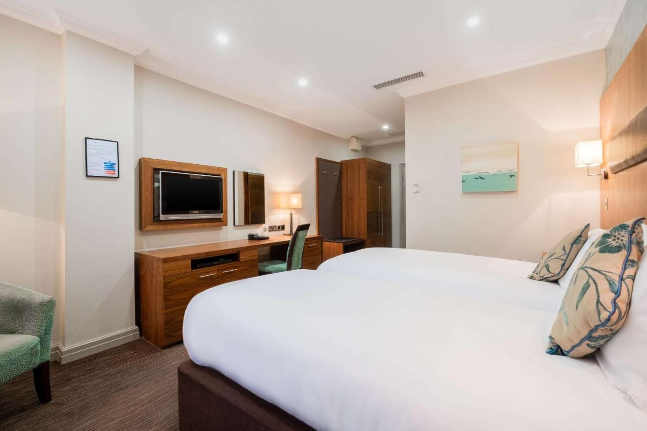 Ramada By Wyndham Cheltenham Golden Valley Экстерьер фото