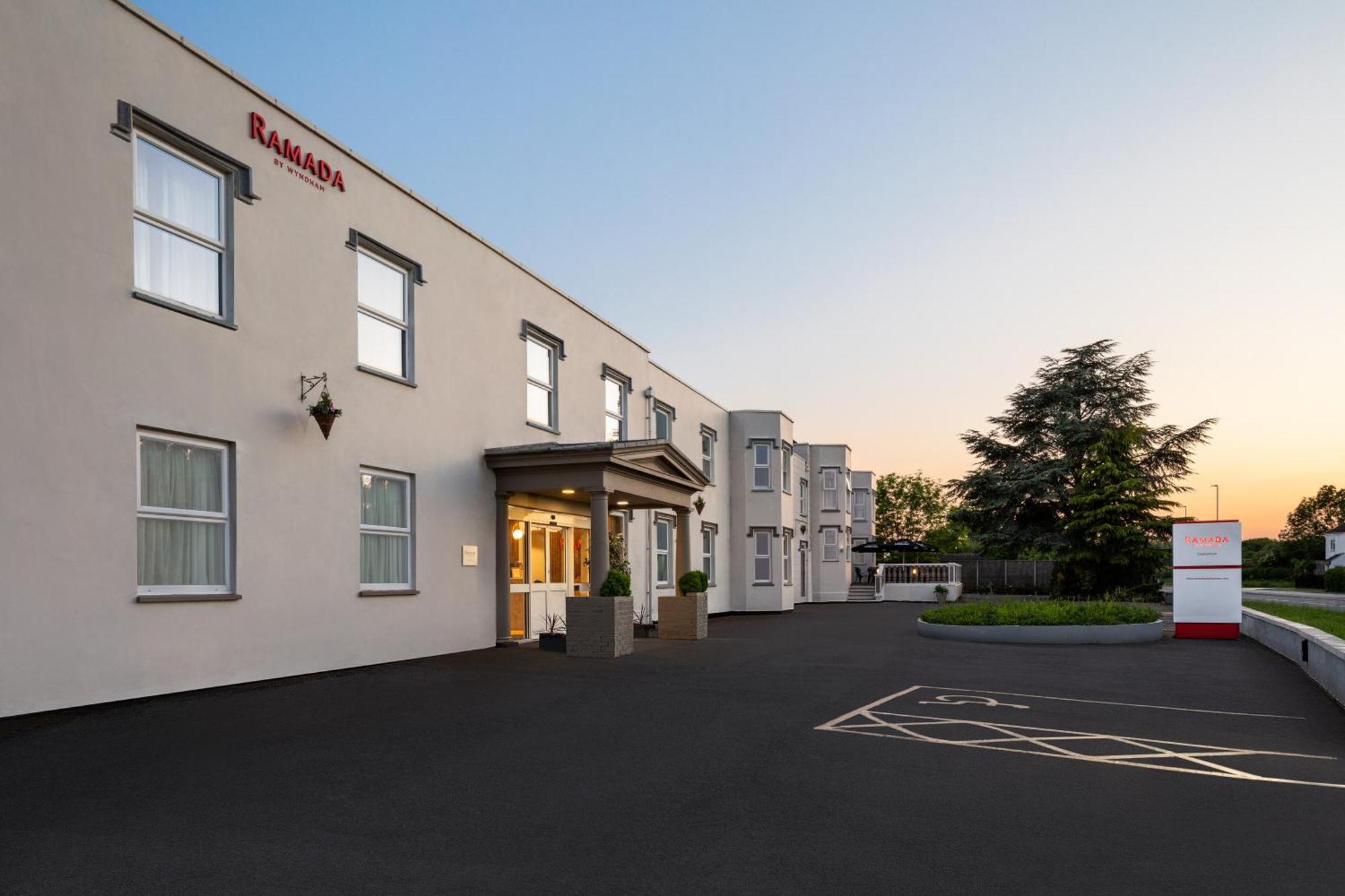 Ramada By Wyndham Cheltenham Golden Valley Экстерьер фото