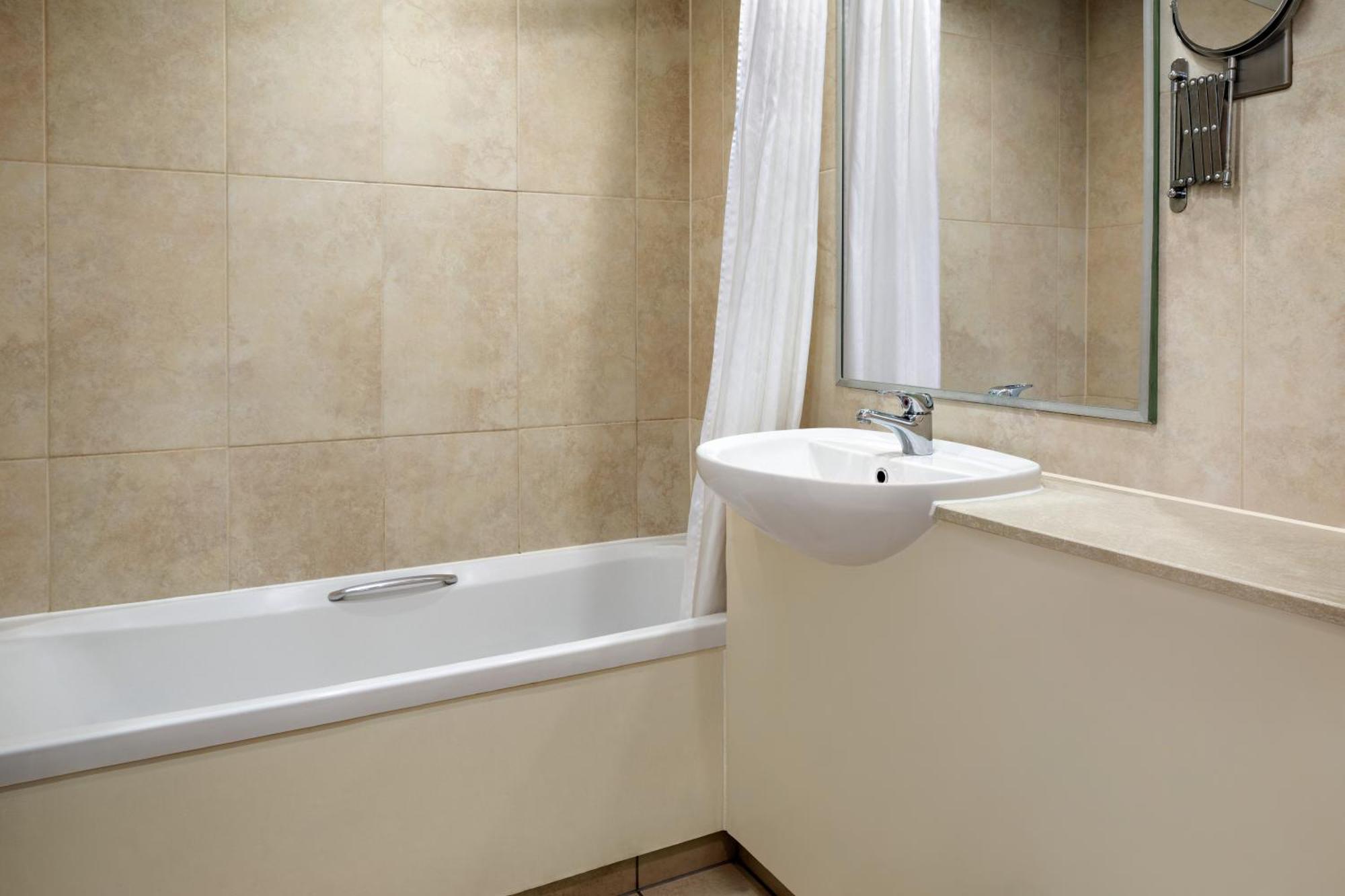 Ramada By Wyndham Cheltenham Golden Valley Экстерьер фото