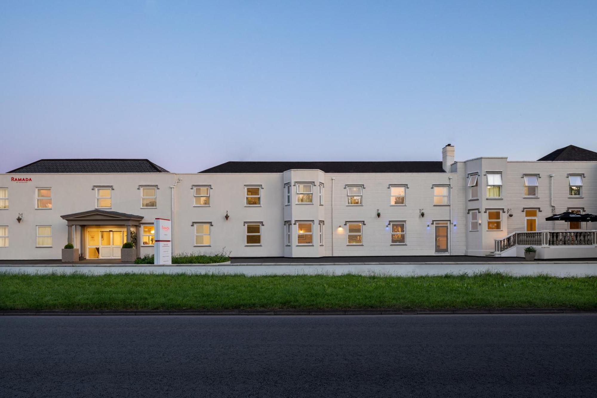 Ramada By Wyndham Cheltenham Golden Valley Экстерьер фото