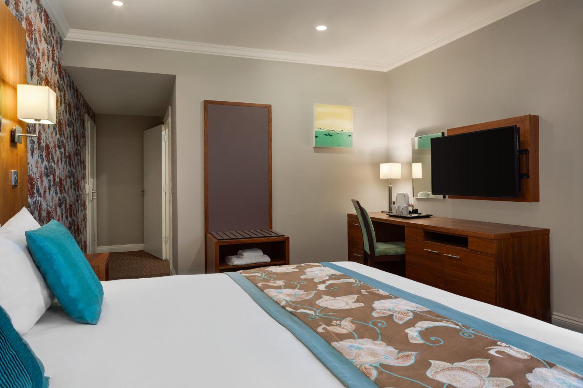Ramada By Wyndham Cheltenham Golden Valley Экстерьер фото