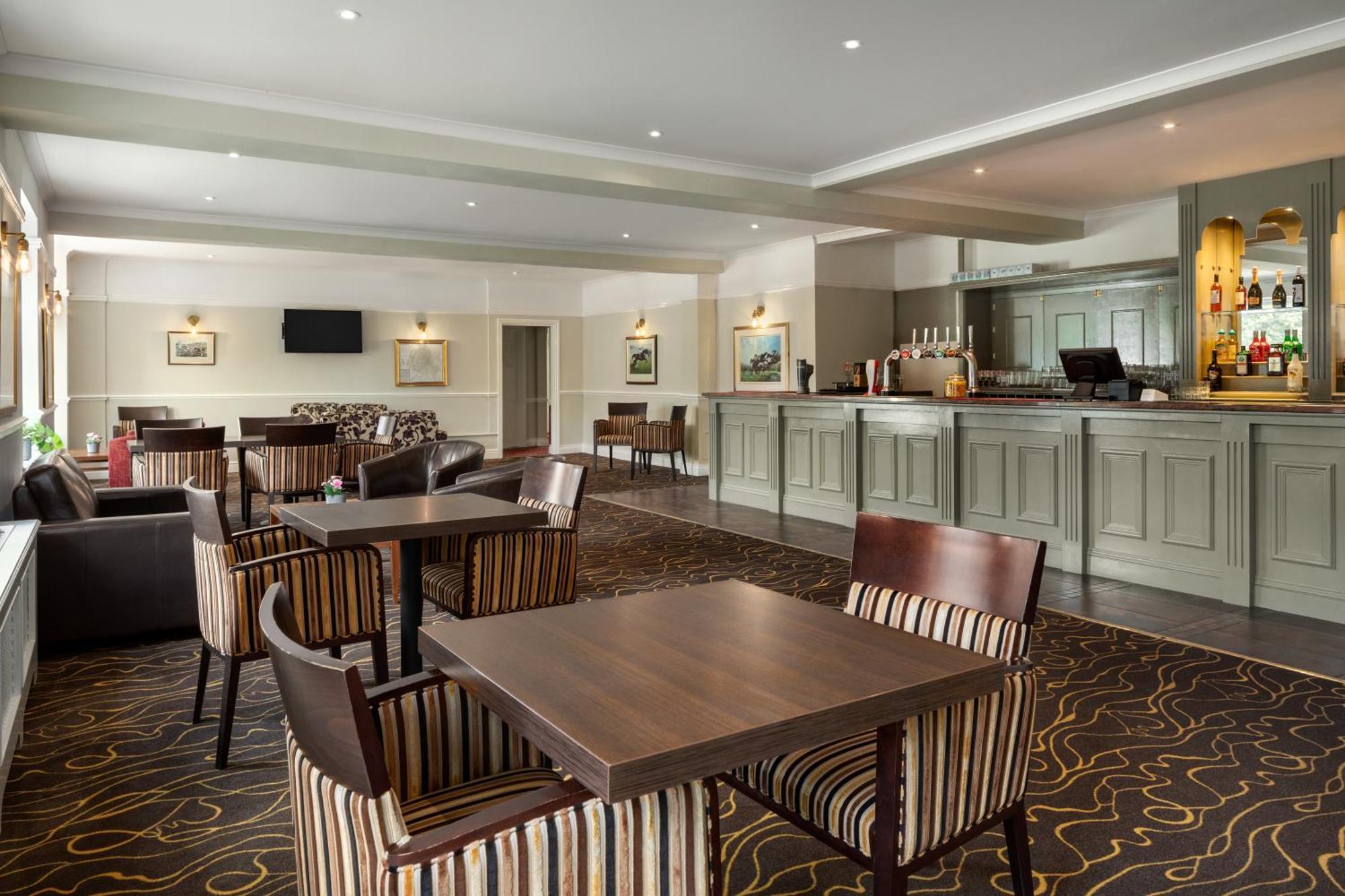 Ramada By Wyndham Cheltenham Golden Valley Экстерьер фото