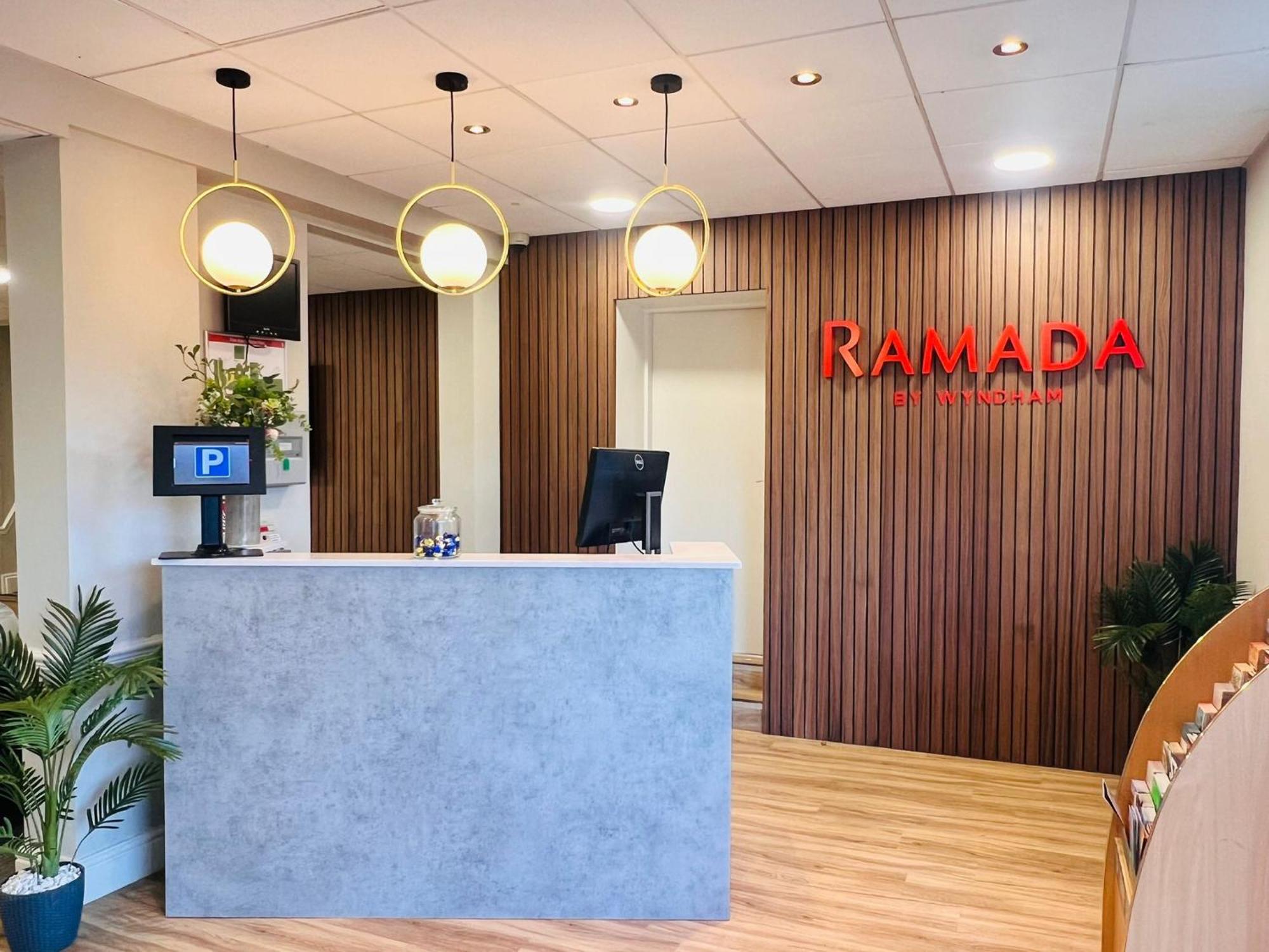 Ramada By Wyndham Cheltenham Golden Valley Экстерьер фото
