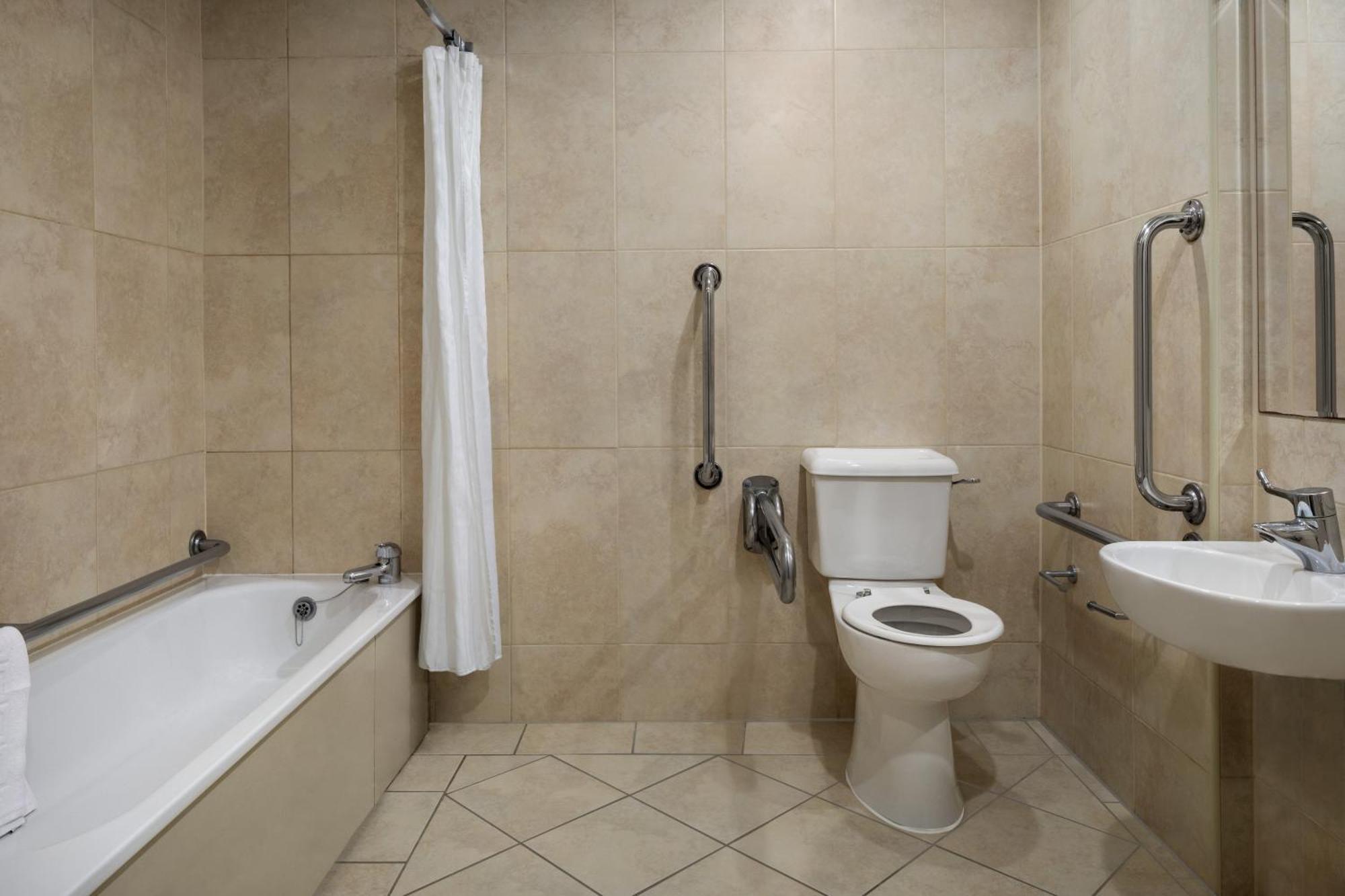 Ramada By Wyndham Cheltenham Golden Valley Экстерьер фото