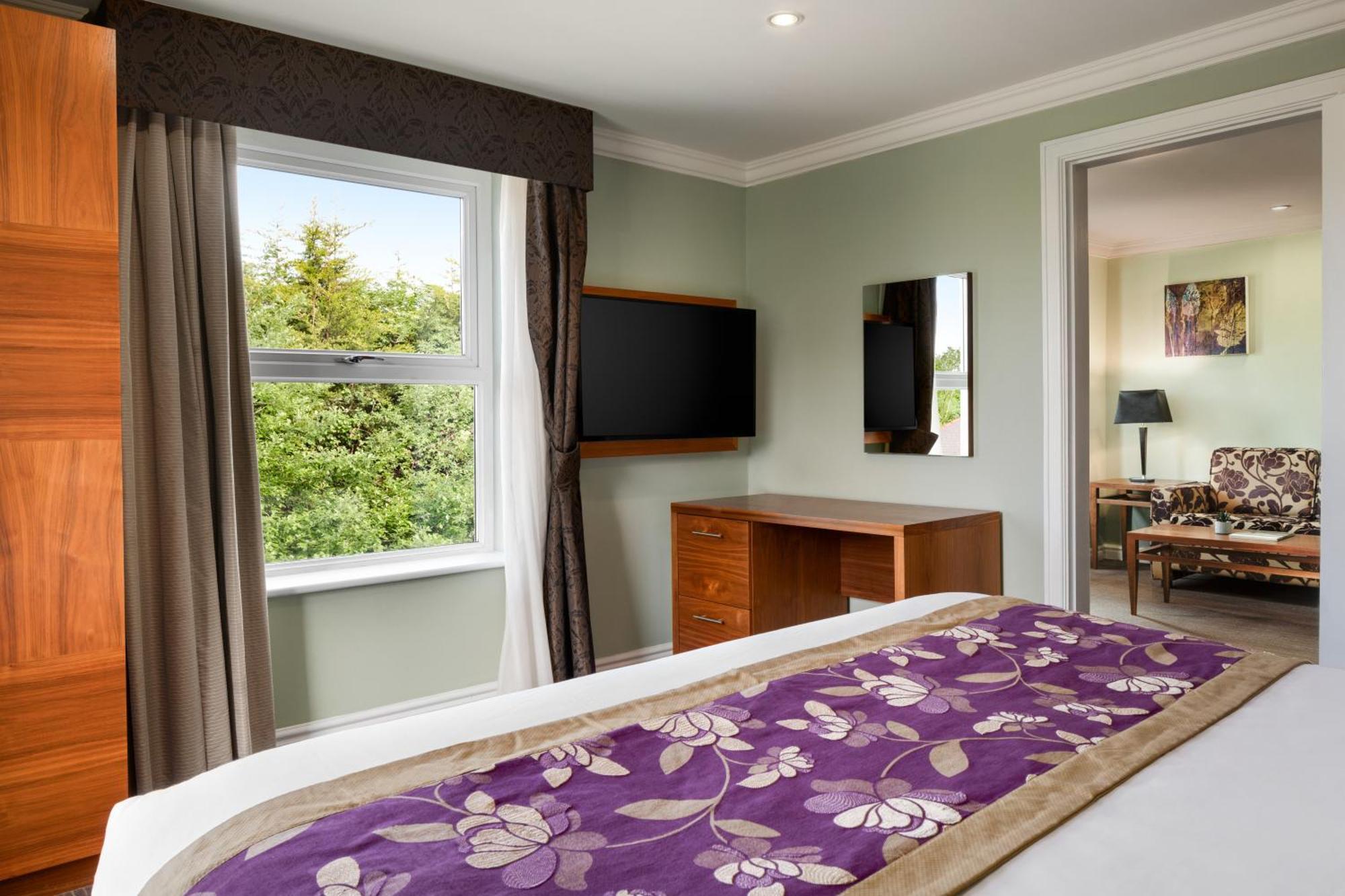 Ramada By Wyndham Cheltenham Golden Valley Экстерьер фото