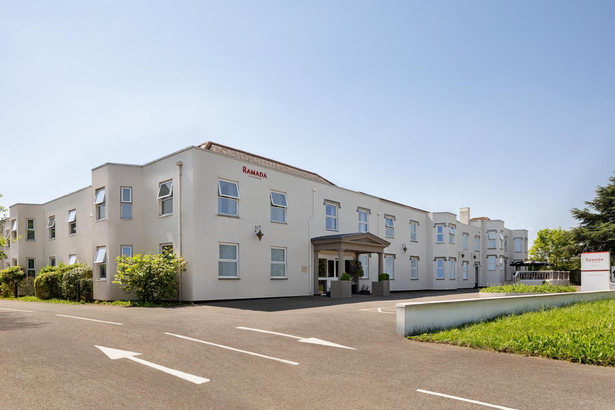 Ramada By Wyndham Cheltenham Golden Valley Экстерьер фото