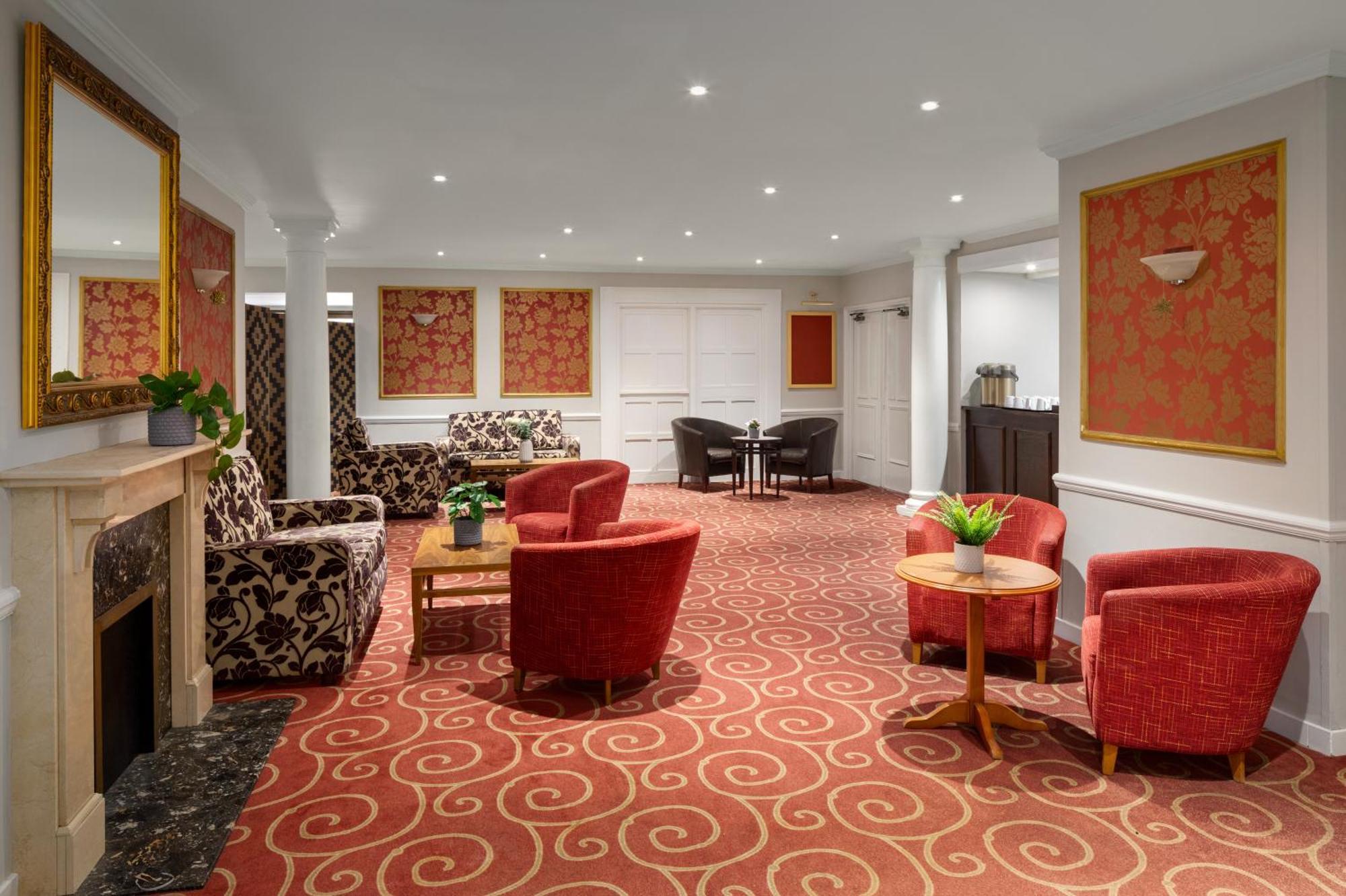Ramada By Wyndham Cheltenham Golden Valley Экстерьер фото