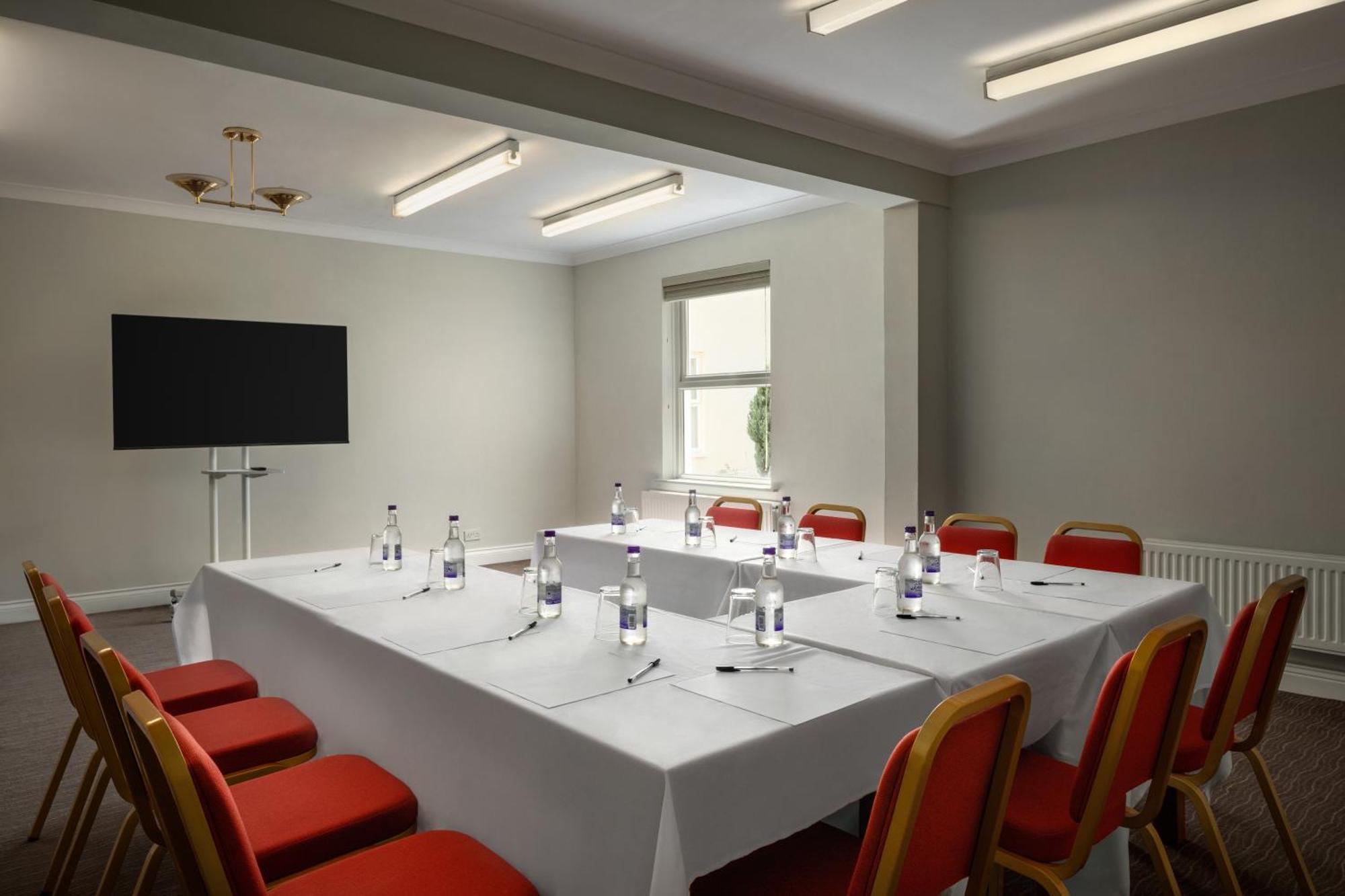 Ramada By Wyndham Cheltenham Golden Valley Экстерьер фото