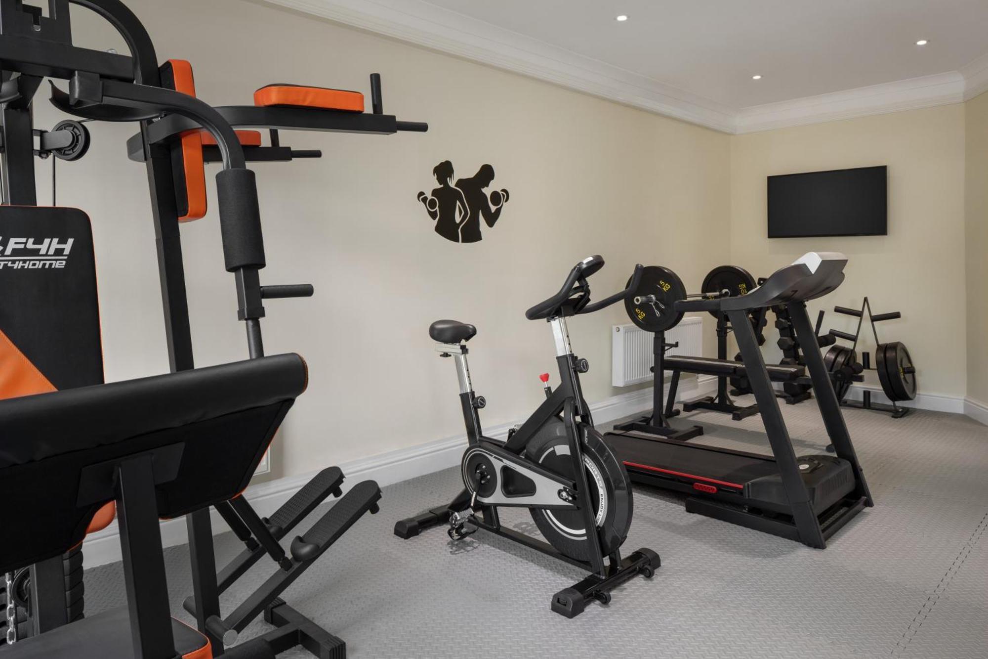 Ramada By Wyndham Cheltenham Golden Valley Экстерьер фото