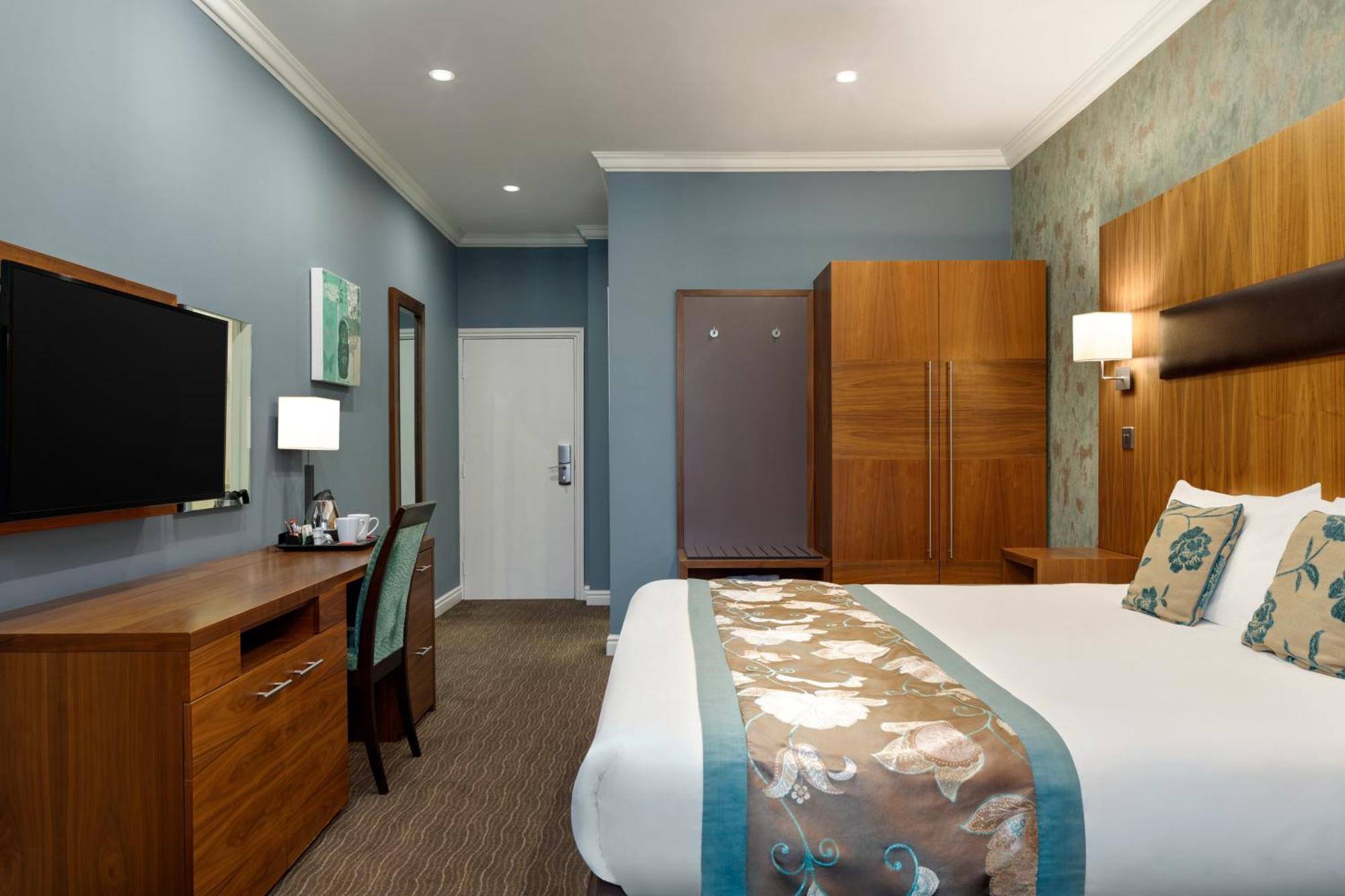 Ramada By Wyndham Cheltenham Golden Valley Экстерьер фото