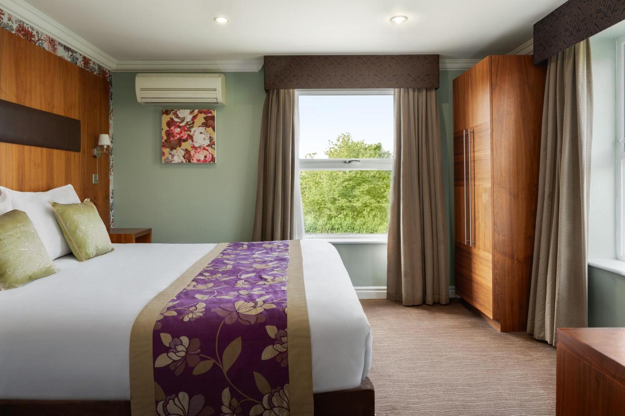 Ramada By Wyndham Cheltenham Golden Valley Экстерьер фото