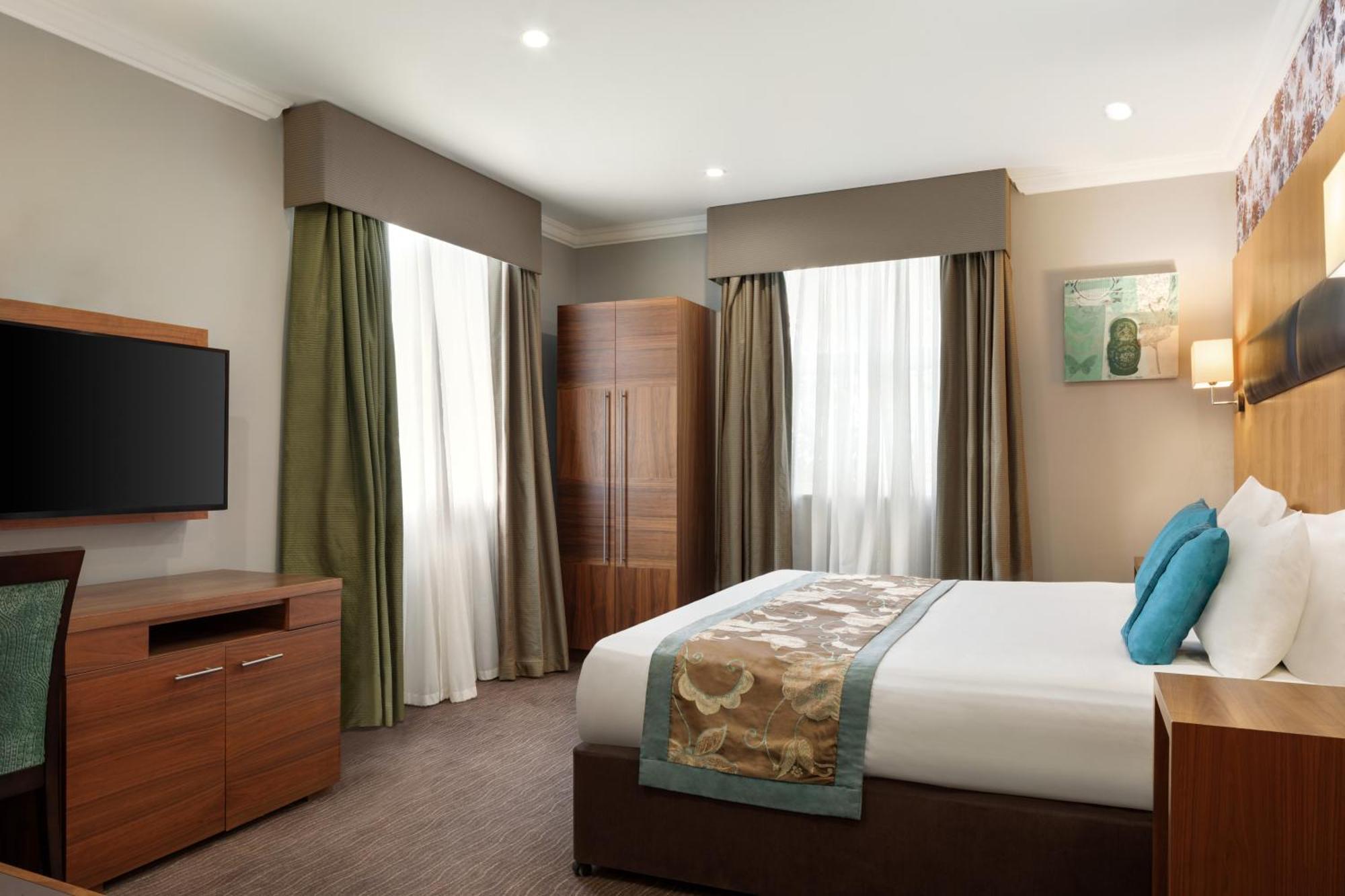 Ramada By Wyndham Cheltenham Golden Valley Экстерьер фото