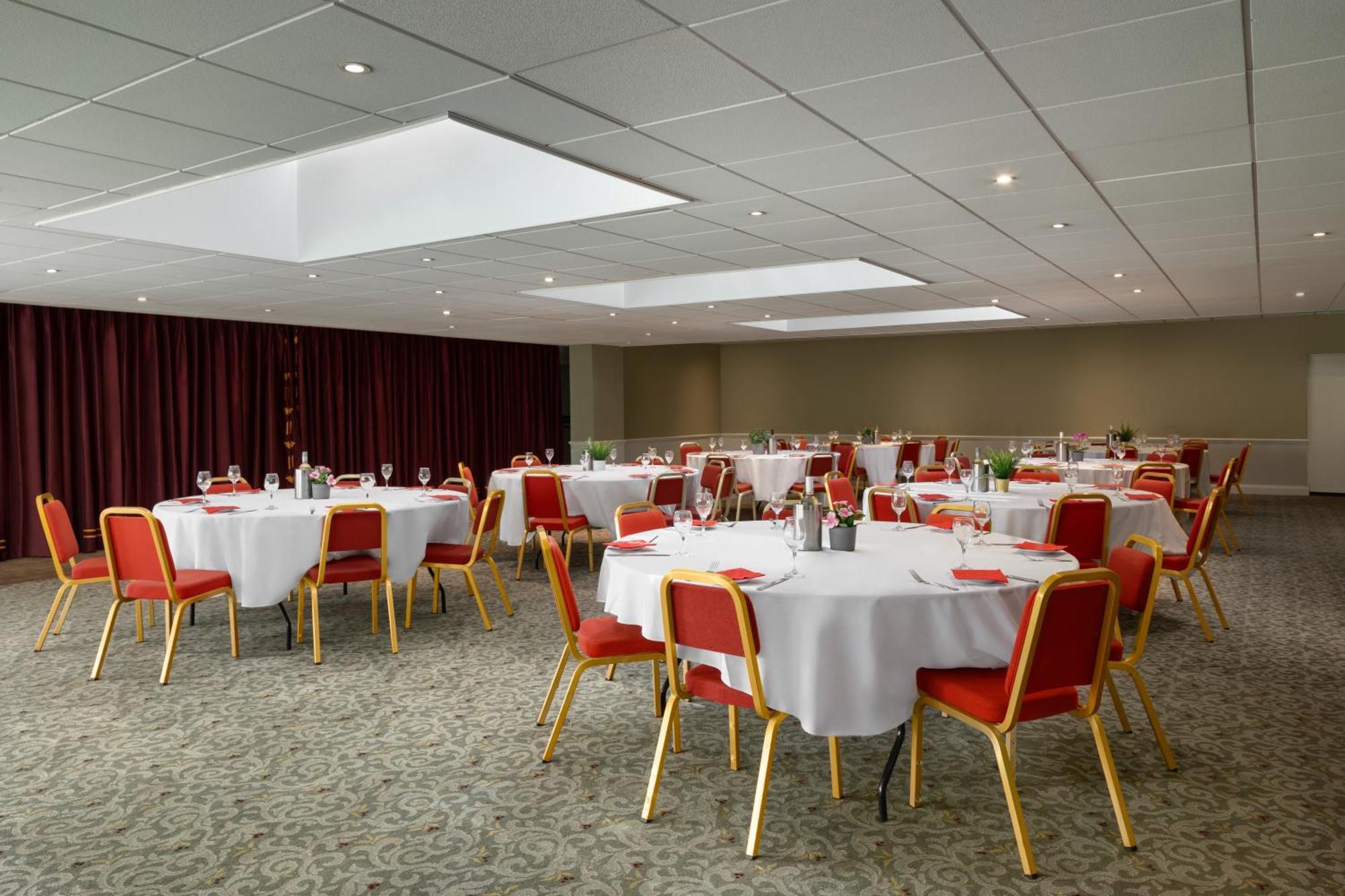 Ramada By Wyndham Cheltenham Golden Valley Экстерьер фото
