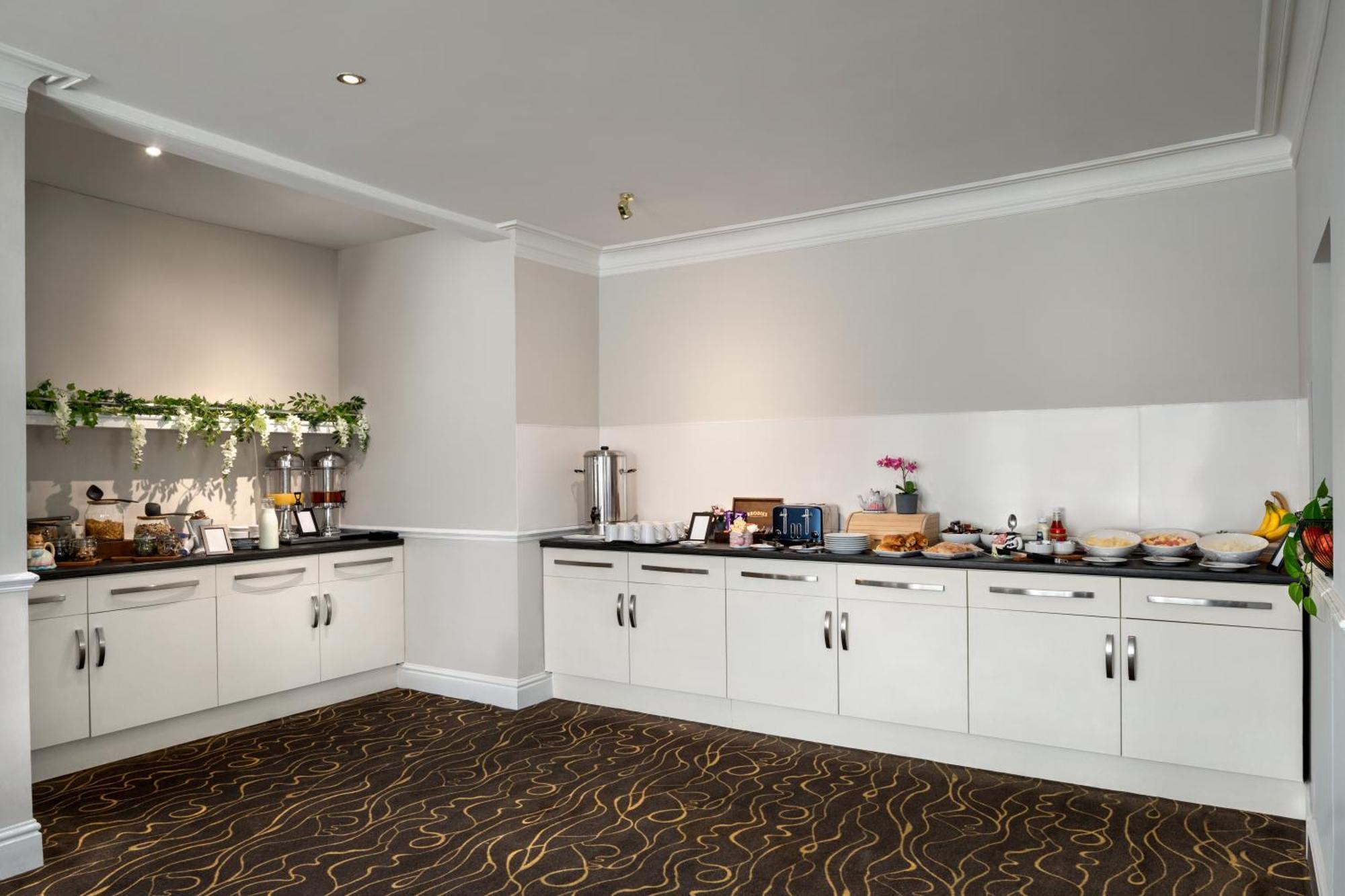Ramada By Wyndham Cheltenham Golden Valley Экстерьер фото