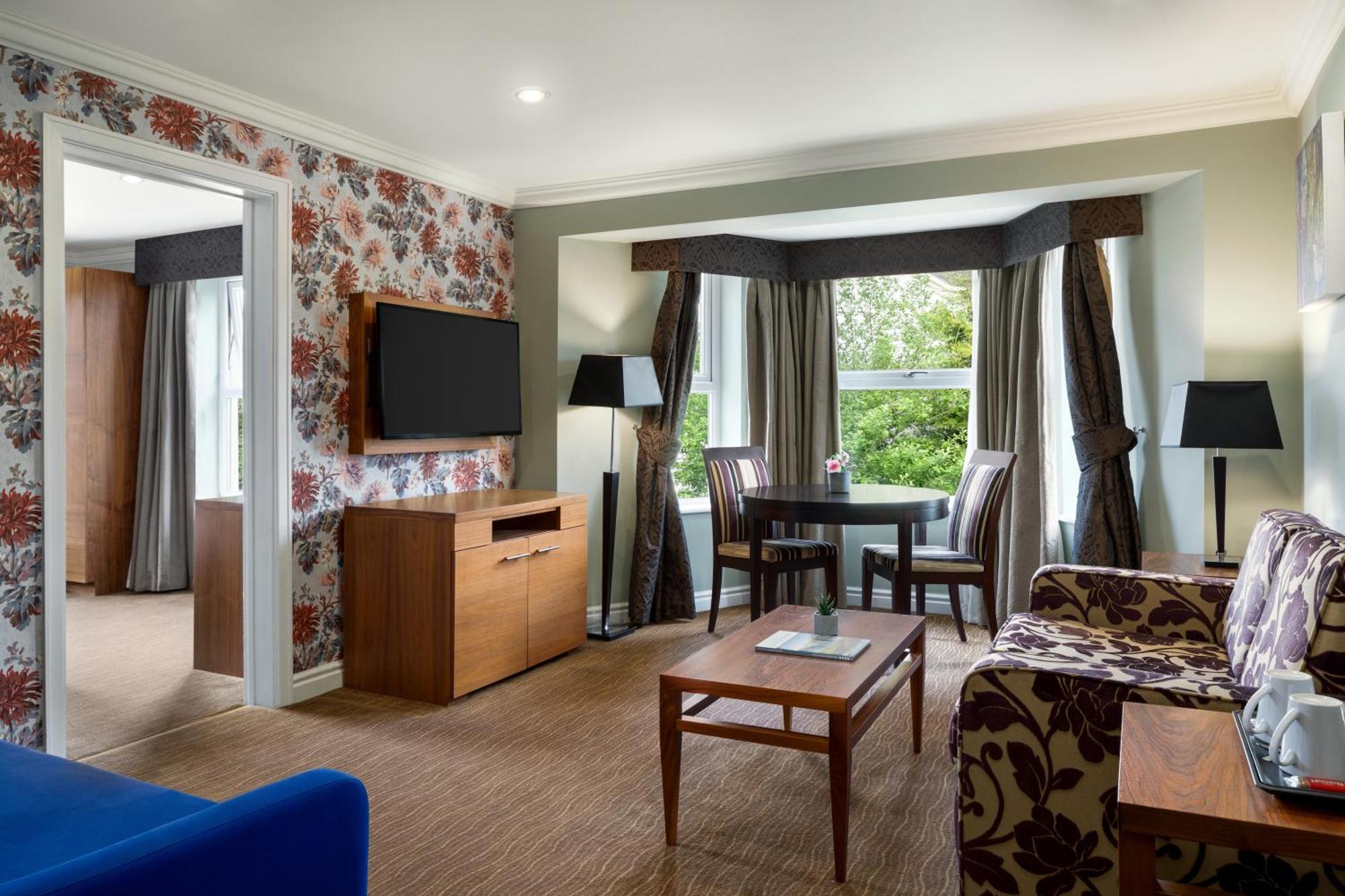 Ramada By Wyndham Cheltenham Golden Valley Экстерьер фото
