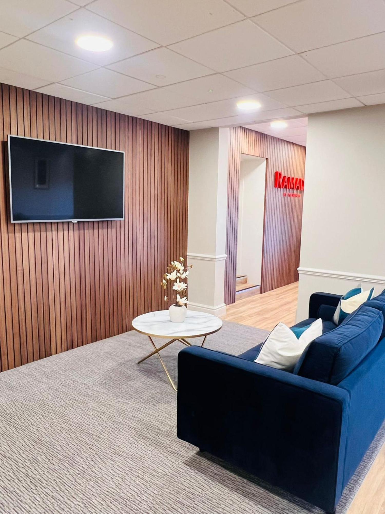 Ramada By Wyndham Cheltenham Golden Valley Экстерьер фото