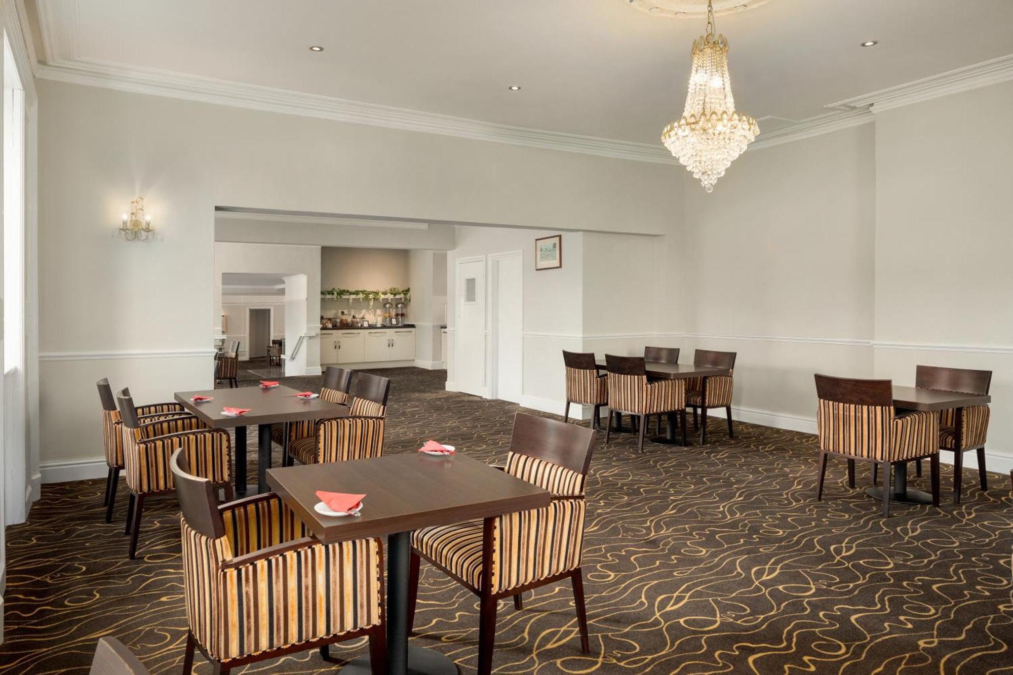 Ramada By Wyndham Cheltenham Golden Valley Экстерьер фото