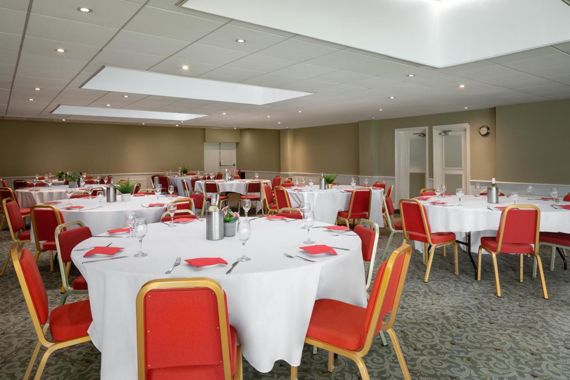 Ramada By Wyndham Cheltenham Golden Valley Экстерьер фото