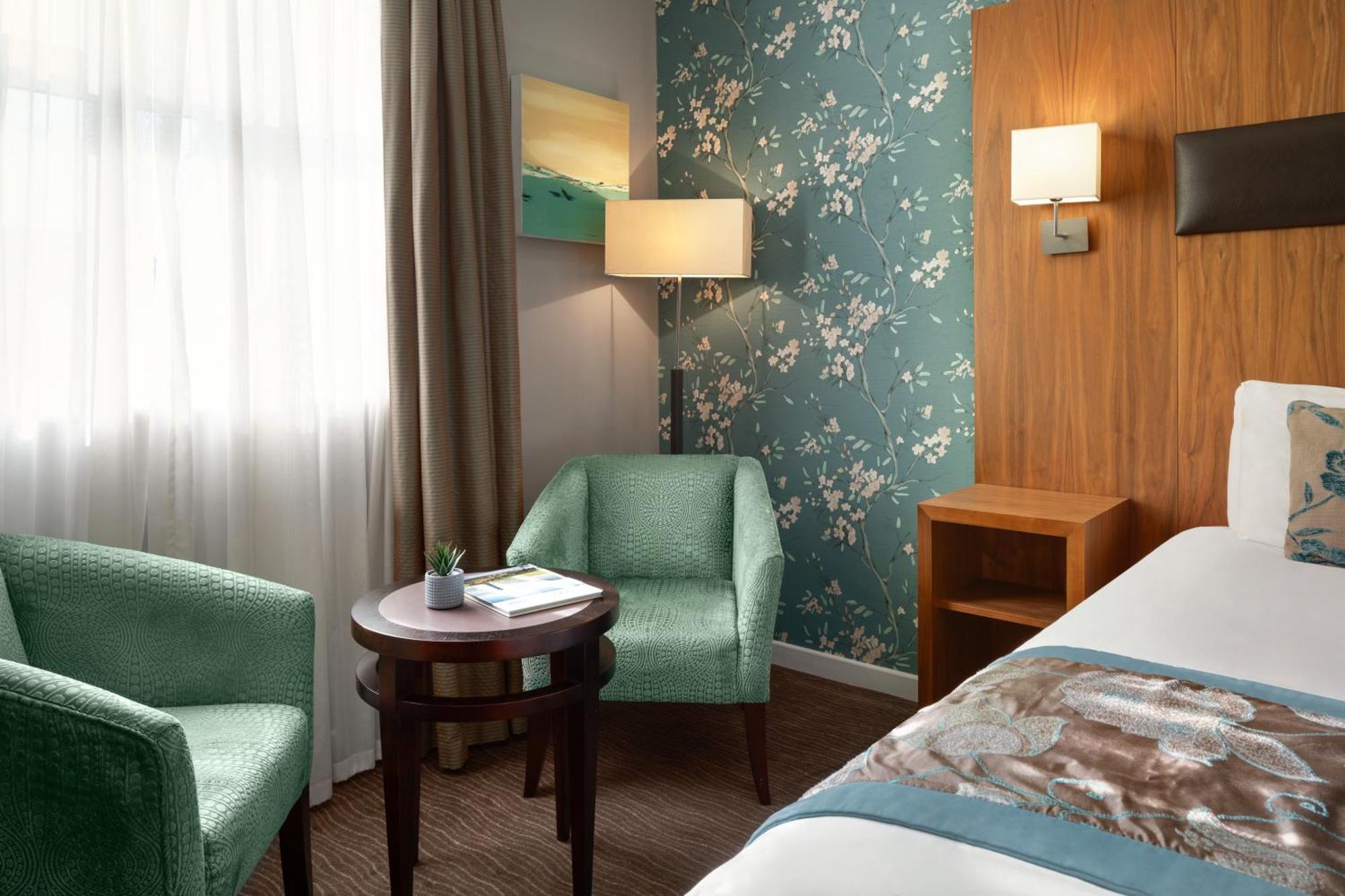 Ramada By Wyndham Cheltenham Golden Valley Экстерьер фото
