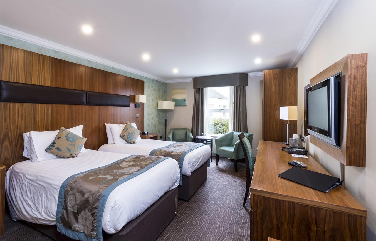 Ramada By Wyndham Cheltenham Golden Valley Экстерьер фото