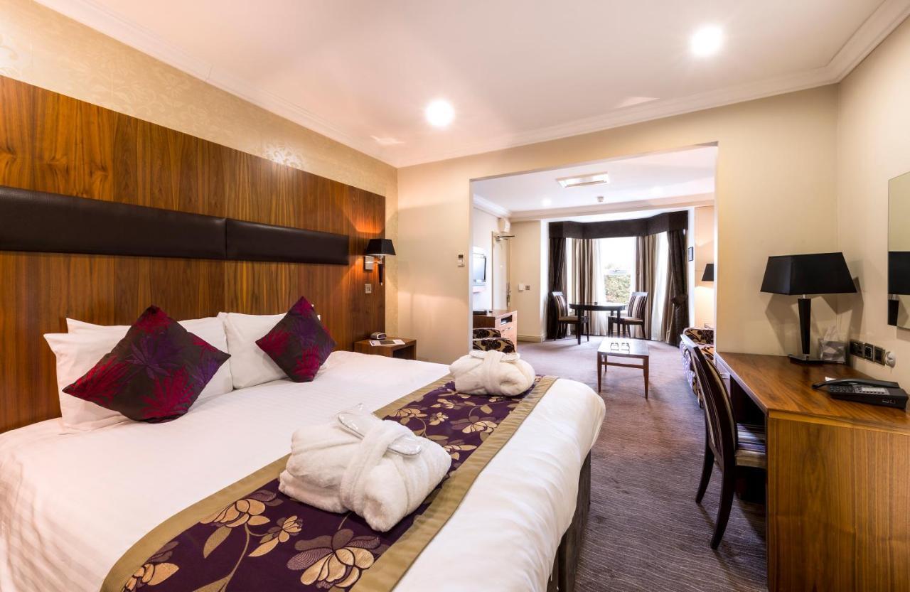 Ramada By Wyndham Cheltenham Golden Valley Экстерьер фото