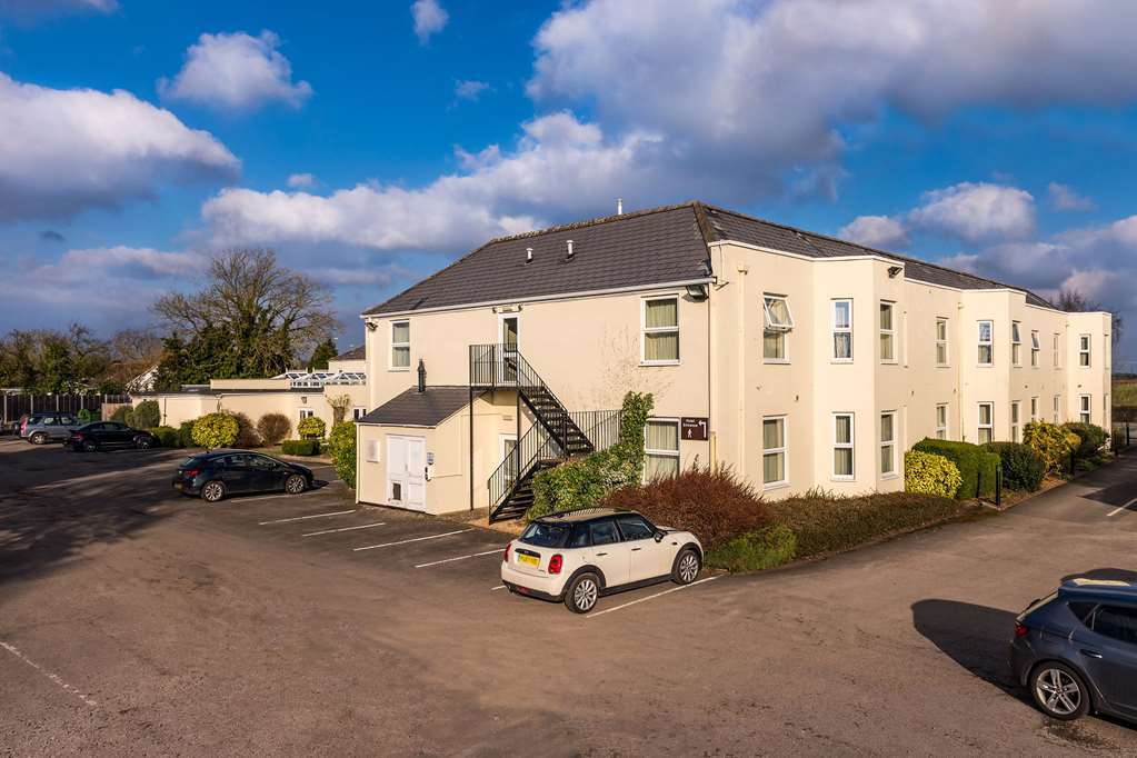 Ramada By Wyndham Cheltenham Golden Valley Экстерьер фото